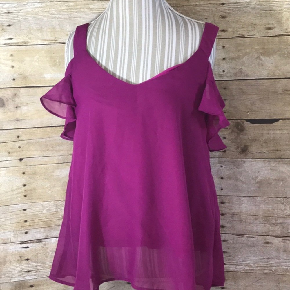 She cold shoulder top